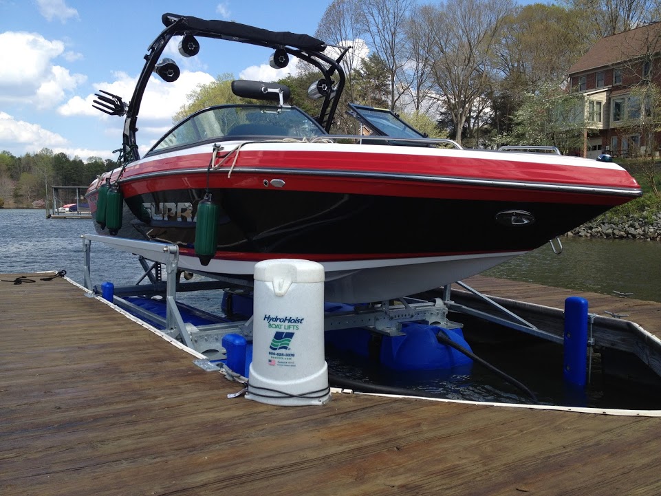 Wake-boat-on-boat-lift